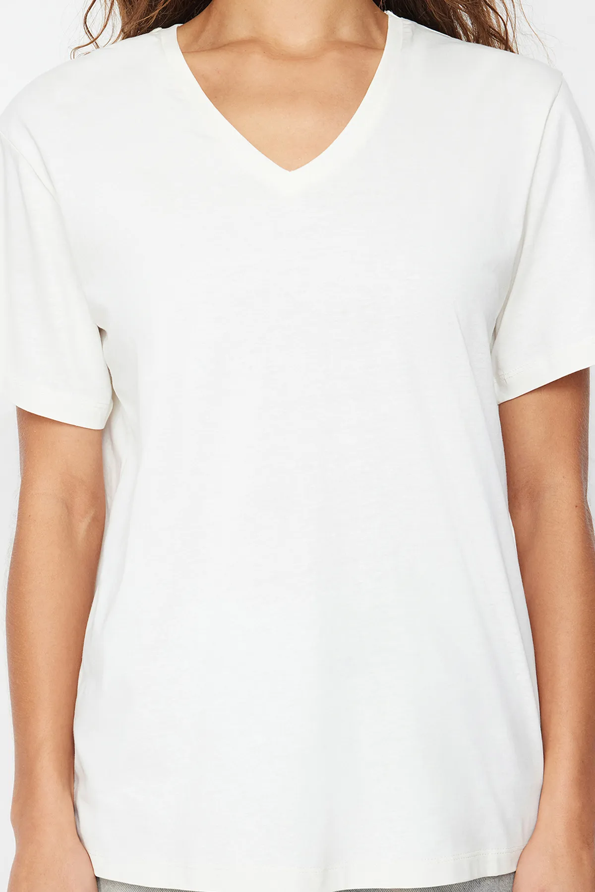 Trendyol Collection  Ecru, 100 % Baumwolle, Oversize/Weite Passform, V-Ausschnitt, Strick-T-Shirt TWOSS23TS00003