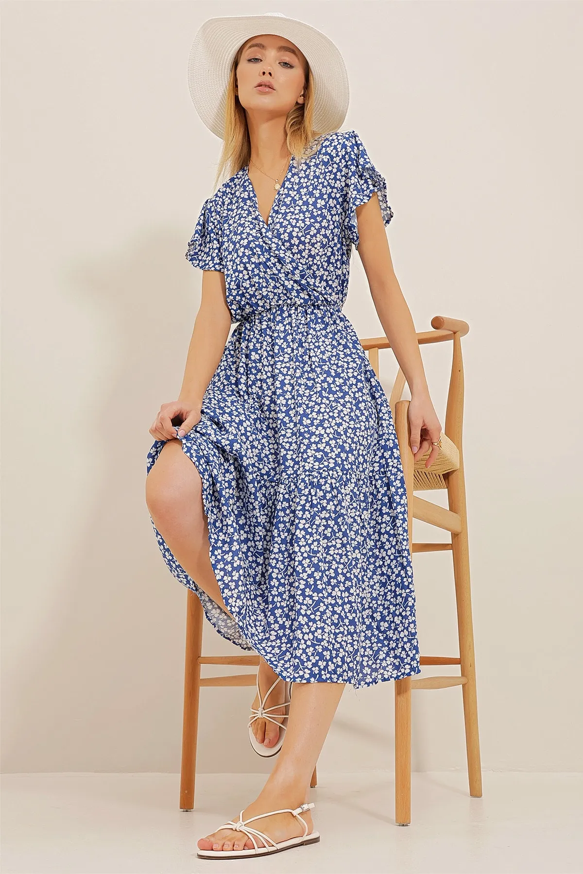 Trend Alaçatı Stili  Damenkleid aus blau-weißem, zweireihigem Kragenrock mit Volants aus Viskose ALC-X4373