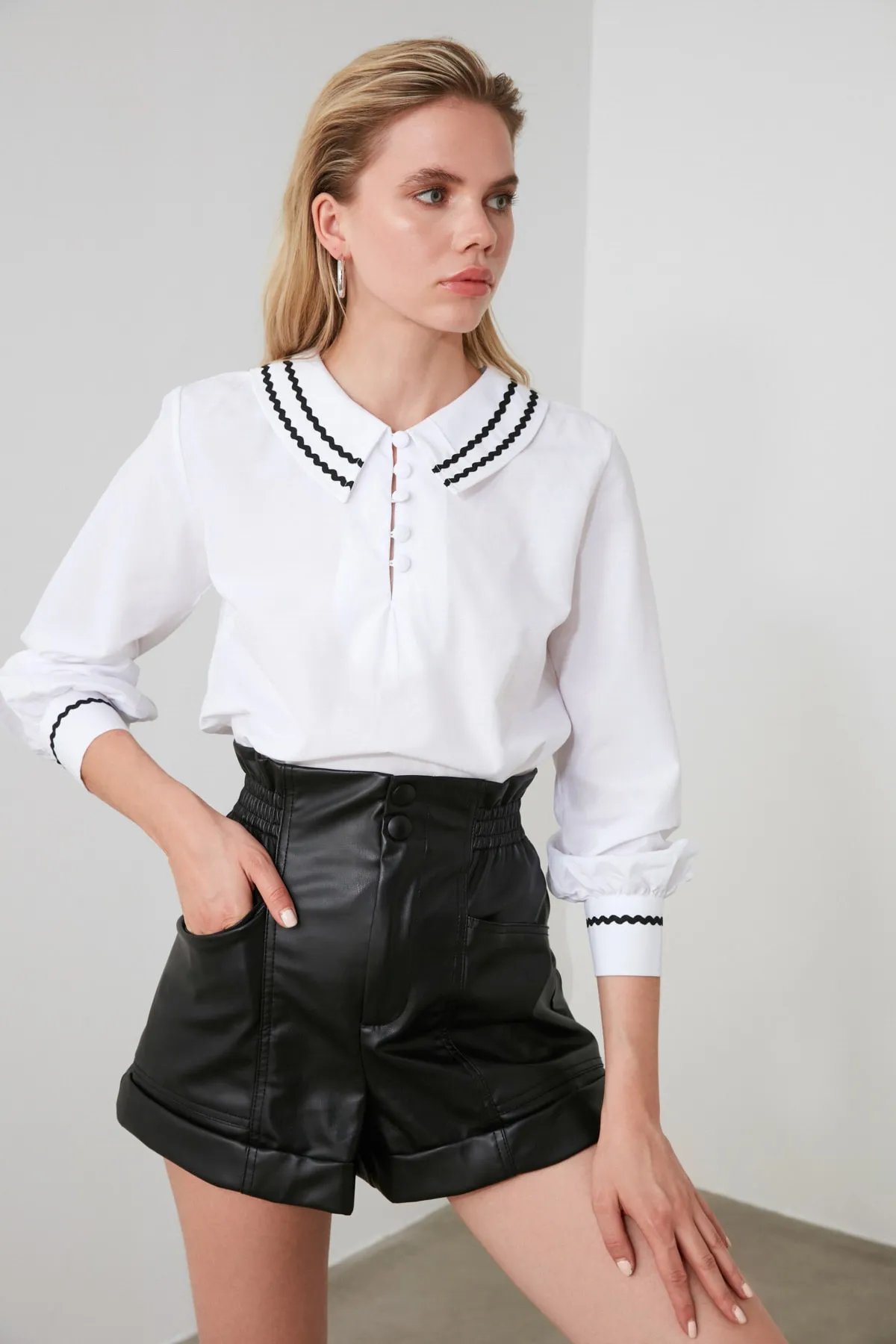 Trendyol Collection  Weiße, detaillierte Webbluse mit Kragen TWOSS20BZ0036