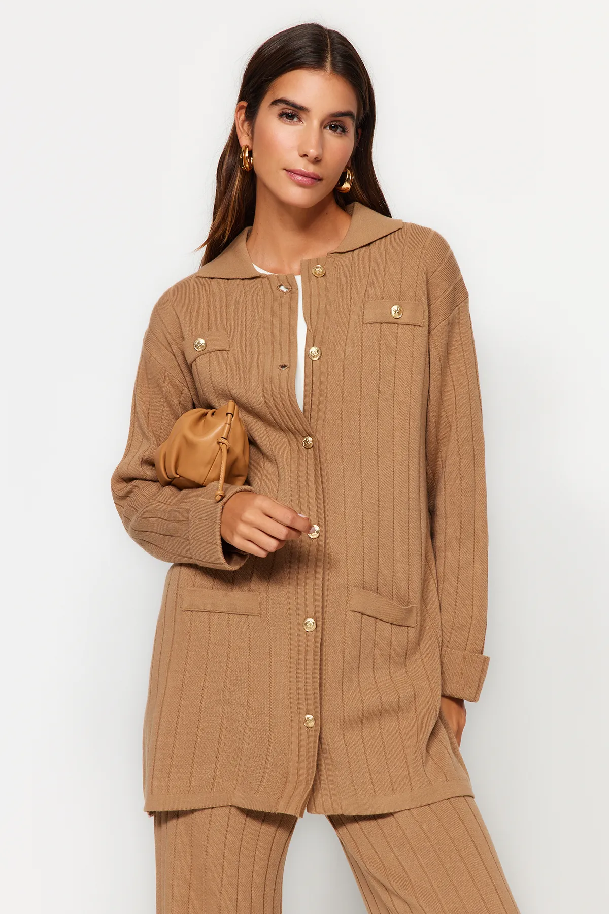 Trendyol Modest  Braunes Strickoberteil- und -unterteil-Set aus Strickjacke und Hose mit Kordelzug TCTAW24US00003