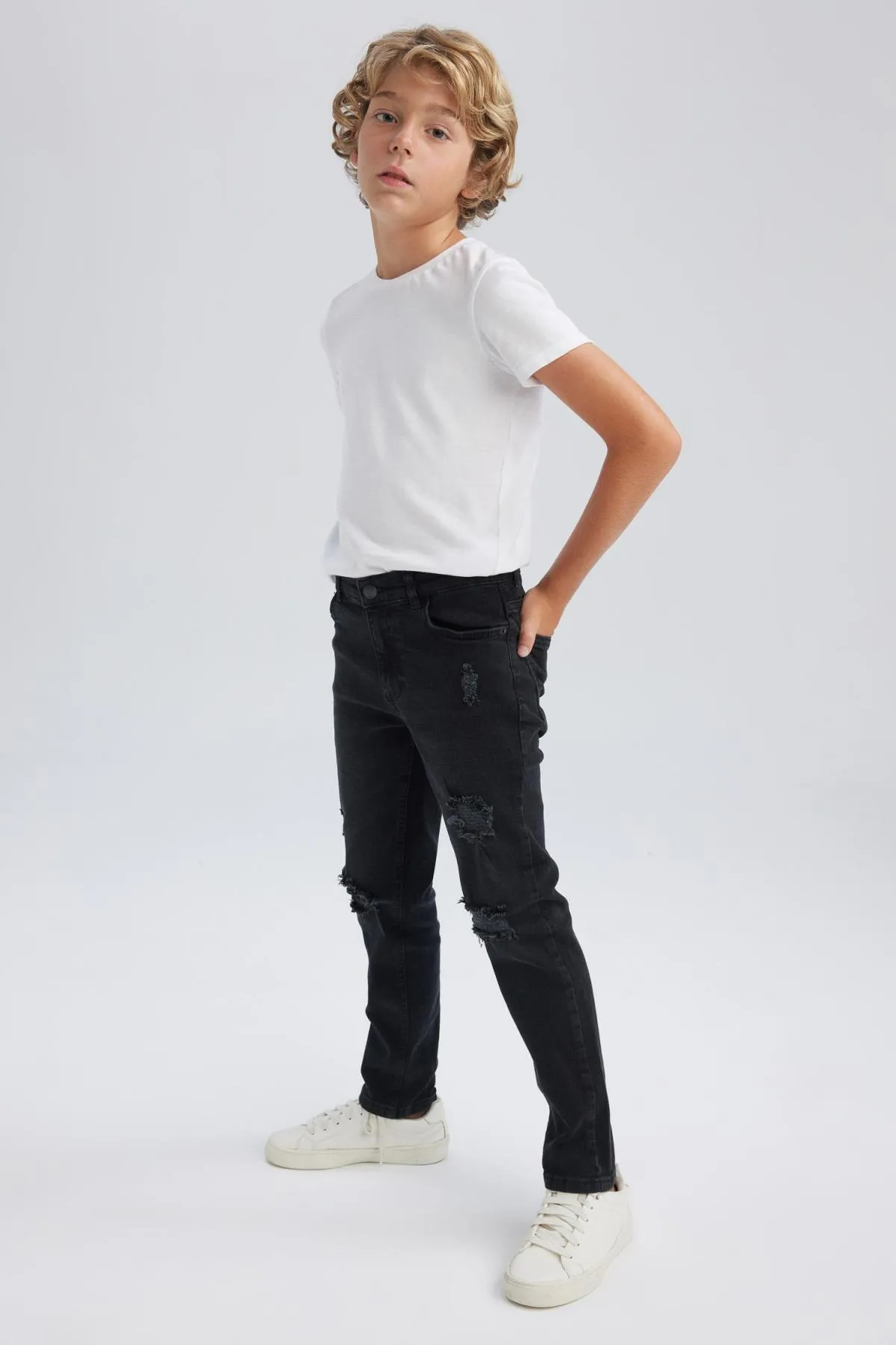 DeFacto  Jeanshose für Jungen mit schmaler Passform, zerrissenem, detailliertem Skinny-Leg-Jeans A5550a823au