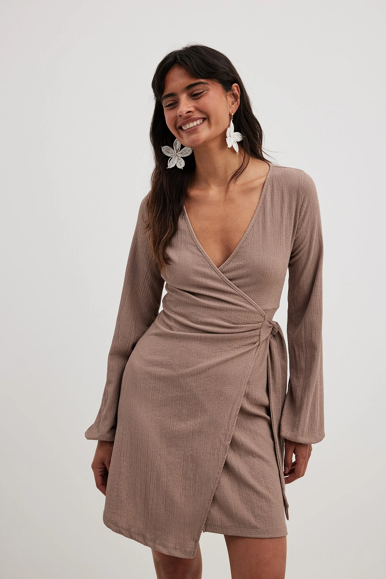 Fließendes strukturiertes Wickelkleid