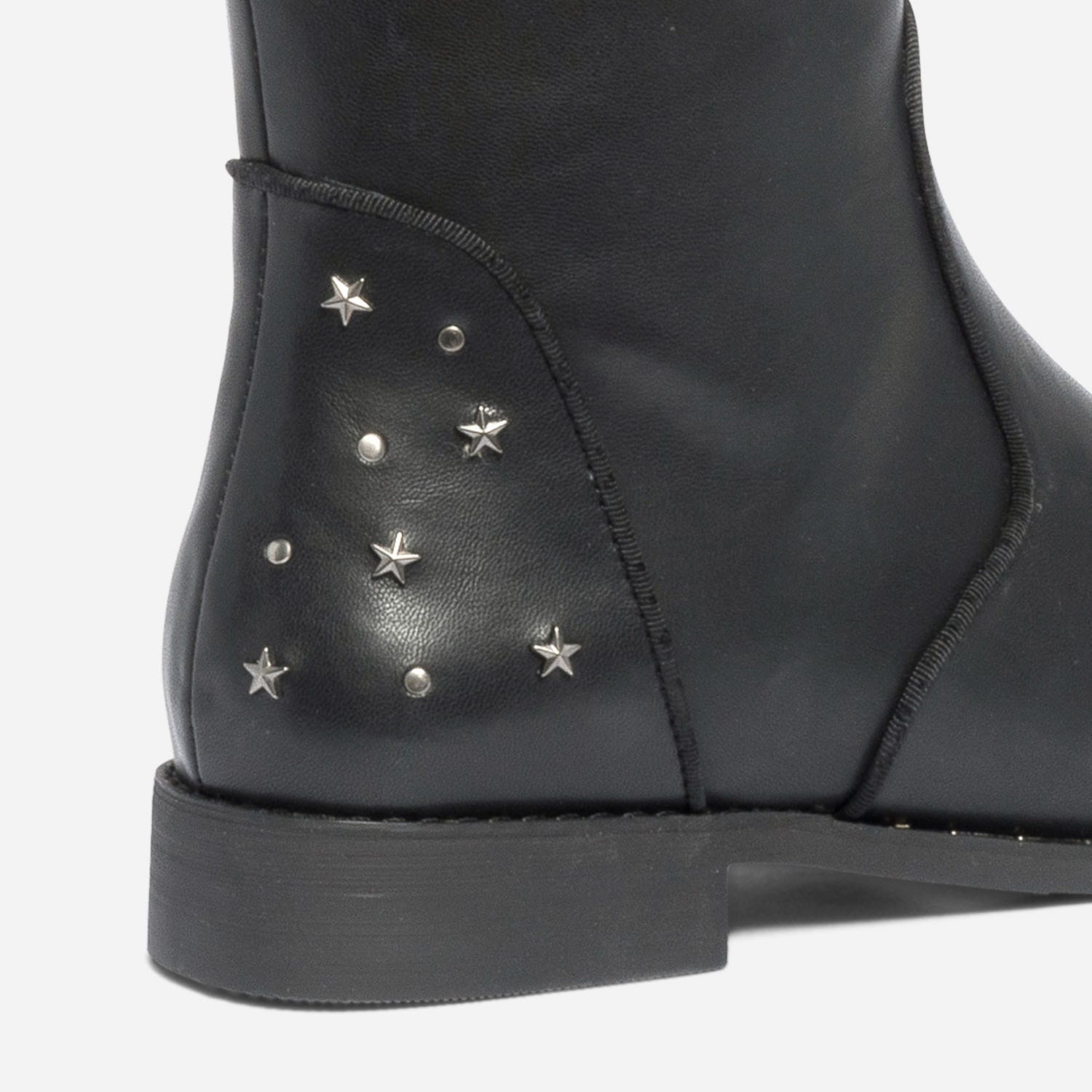 Botte noire à clous