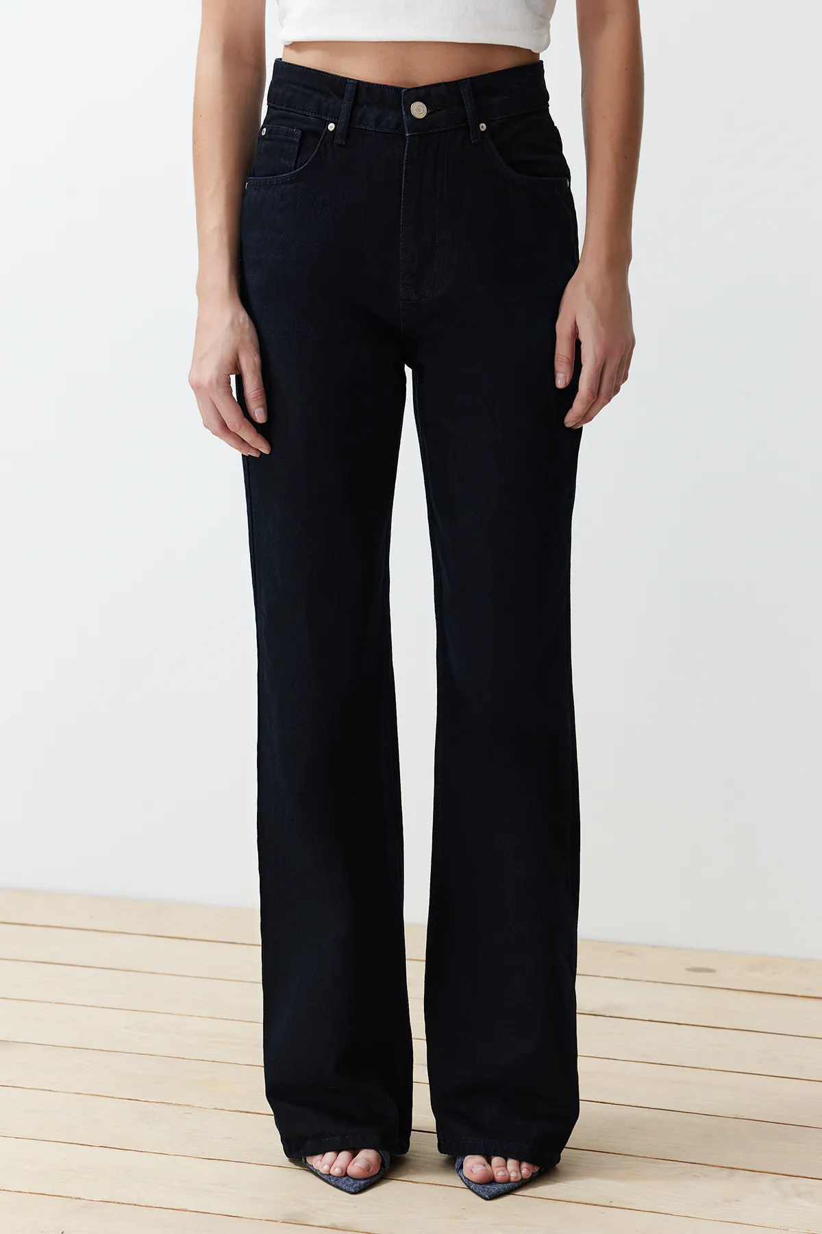 Trendyol Collection  Mitternachtsblaue Jeans mit hoher Taille und weitem Bein TWOSS24JE00305