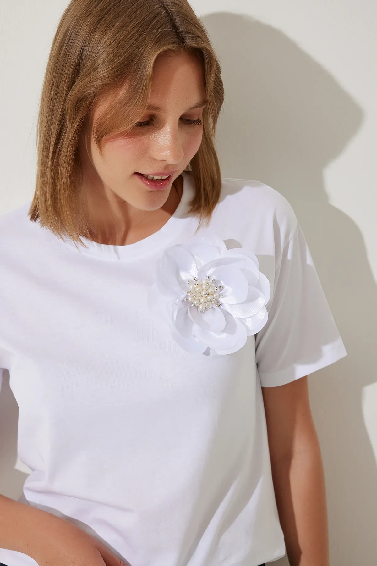 Happiness İstanbul  Weißes Strick-T-Shirt mit Perlenblumen-Detail für Damen NJ00146