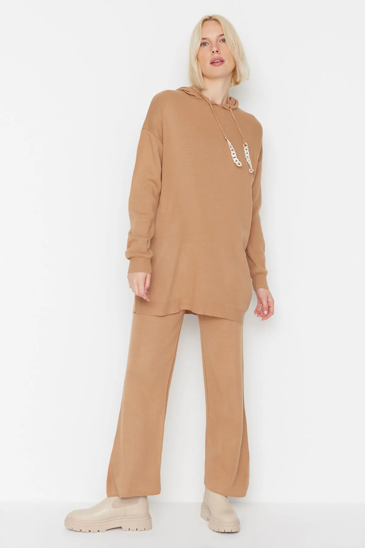 Trendyol Modest  Kamelfarbenes Strickset aus Pullover und Hose mit Kettendetail TCTAW23US00117