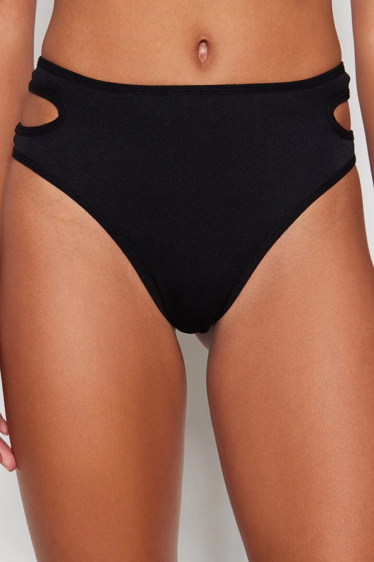 Trendyol Collection  Schwarzes nahtloses/nahtloses Fenster/ausgeschnittenes detailliertes Tanga-Strickhöschen THMSS23KU00028