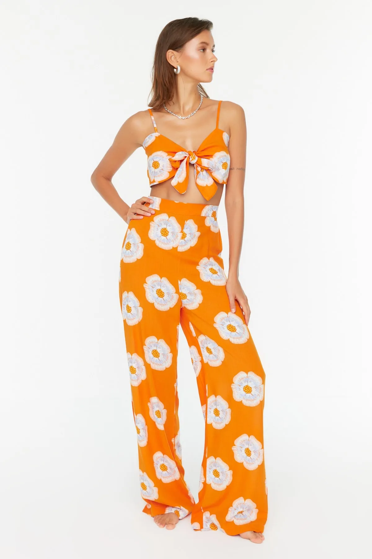 Trendyol Collection  Oranges Set aus Strandbluse und Strandhose mit Blumenmuster und Krawatte TBESS22AU0108