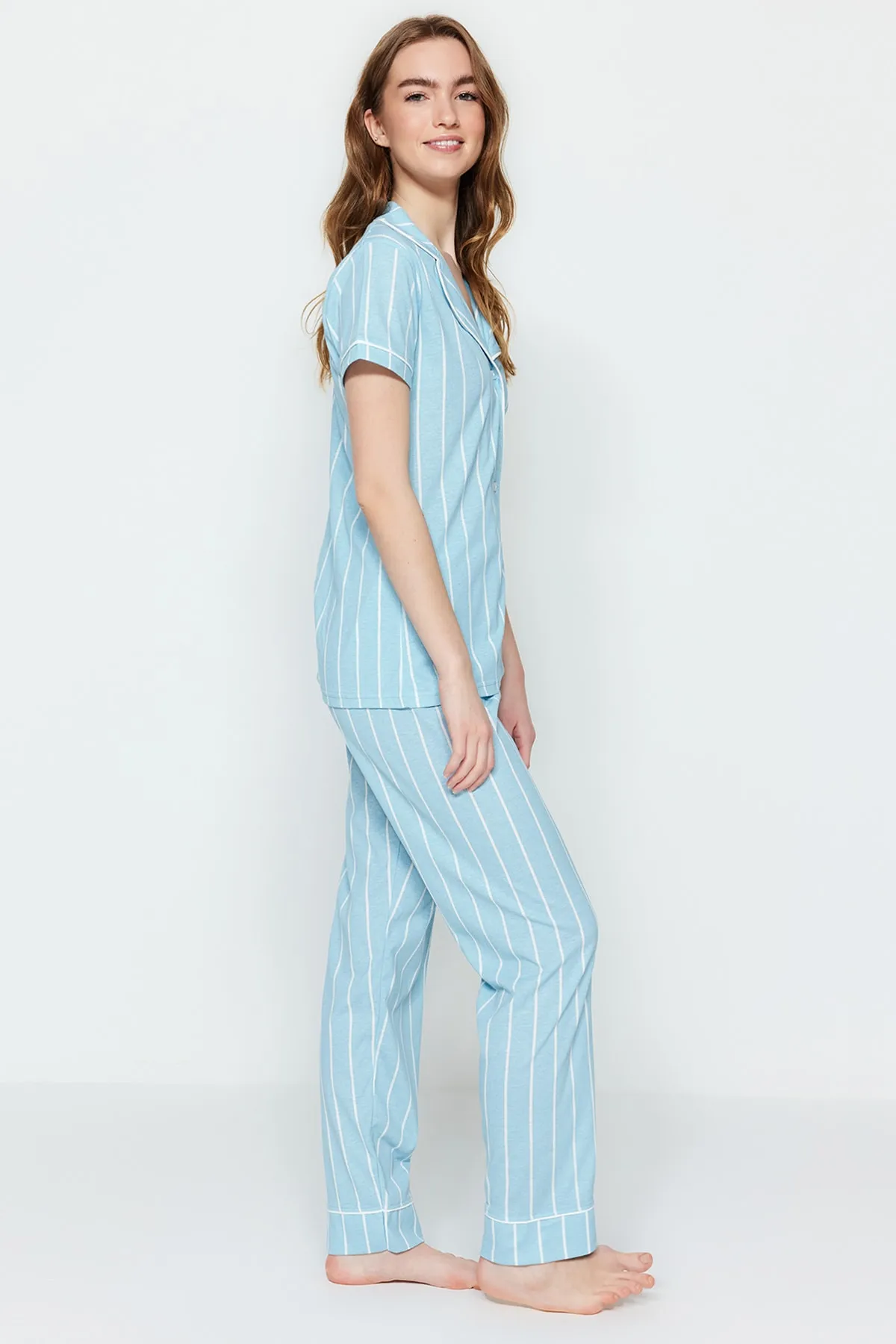 Trendyol Collection  Hellblaues Pyjama-Set aus gestrickter Baumwolle mit gestreiften Paspeln und detailliertem Schlafband THMSS21PT1225