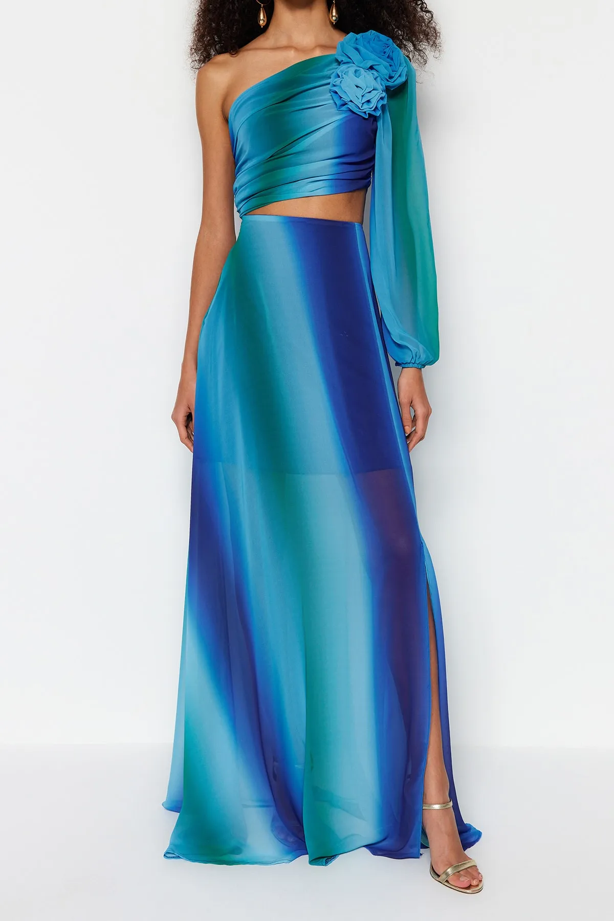 Trendyol Collection  Langes Abendkleid aus Chiffon mit Farbverlauf, mehrfarbig, mit gefüttertem Fenster/Ausschnitt-Detail TPRSS23AE00077