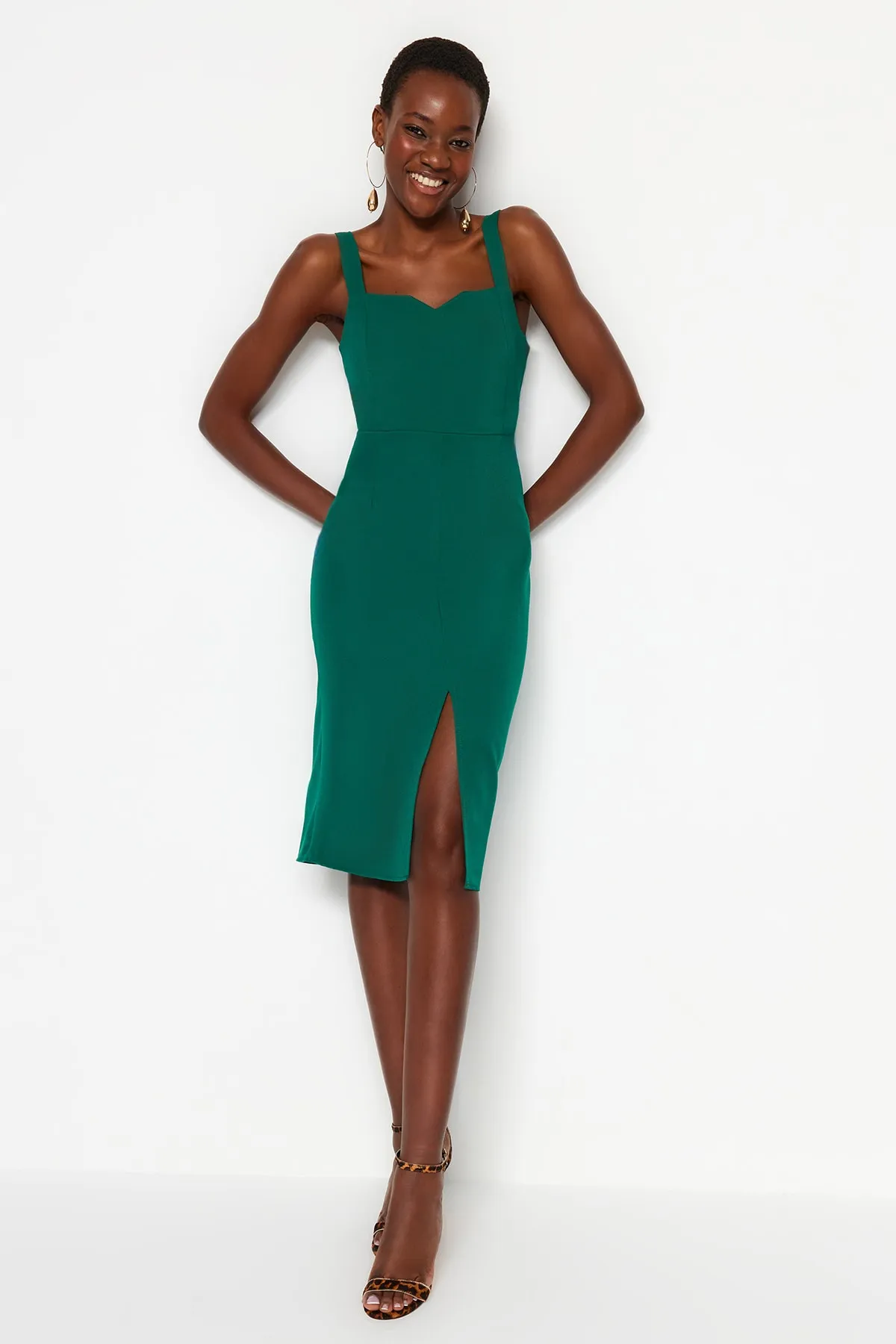 Trendyol Collection  Grünes gewebtes Midi-Kleid mit Schlitz und Trägern TWOSS19BB0216
