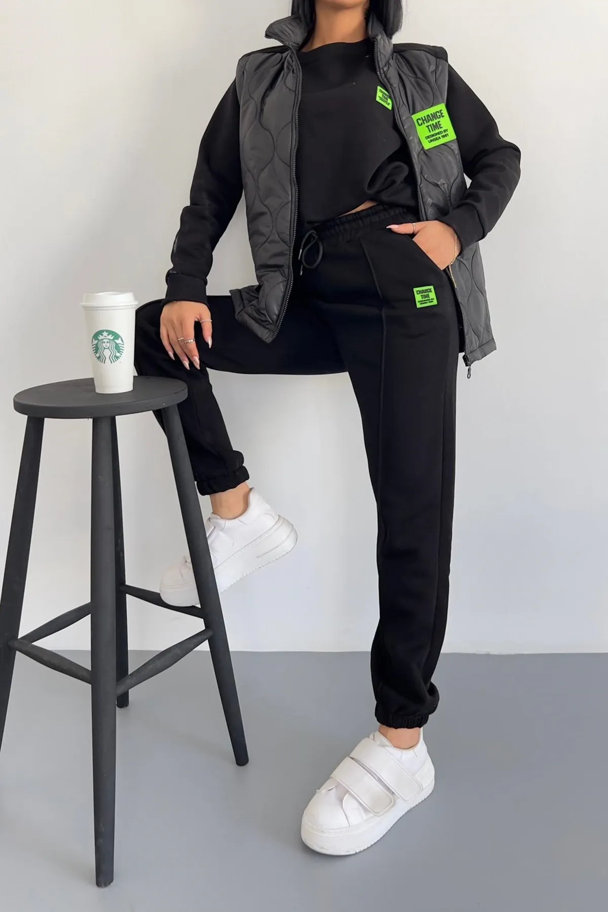 lovebox  3-fädiger, erhabener Sweatshirt-Einsatz mit hoher Taille, schwarzer Trainingsanzug und Weste, 3-teiliges schwarzes Set 500