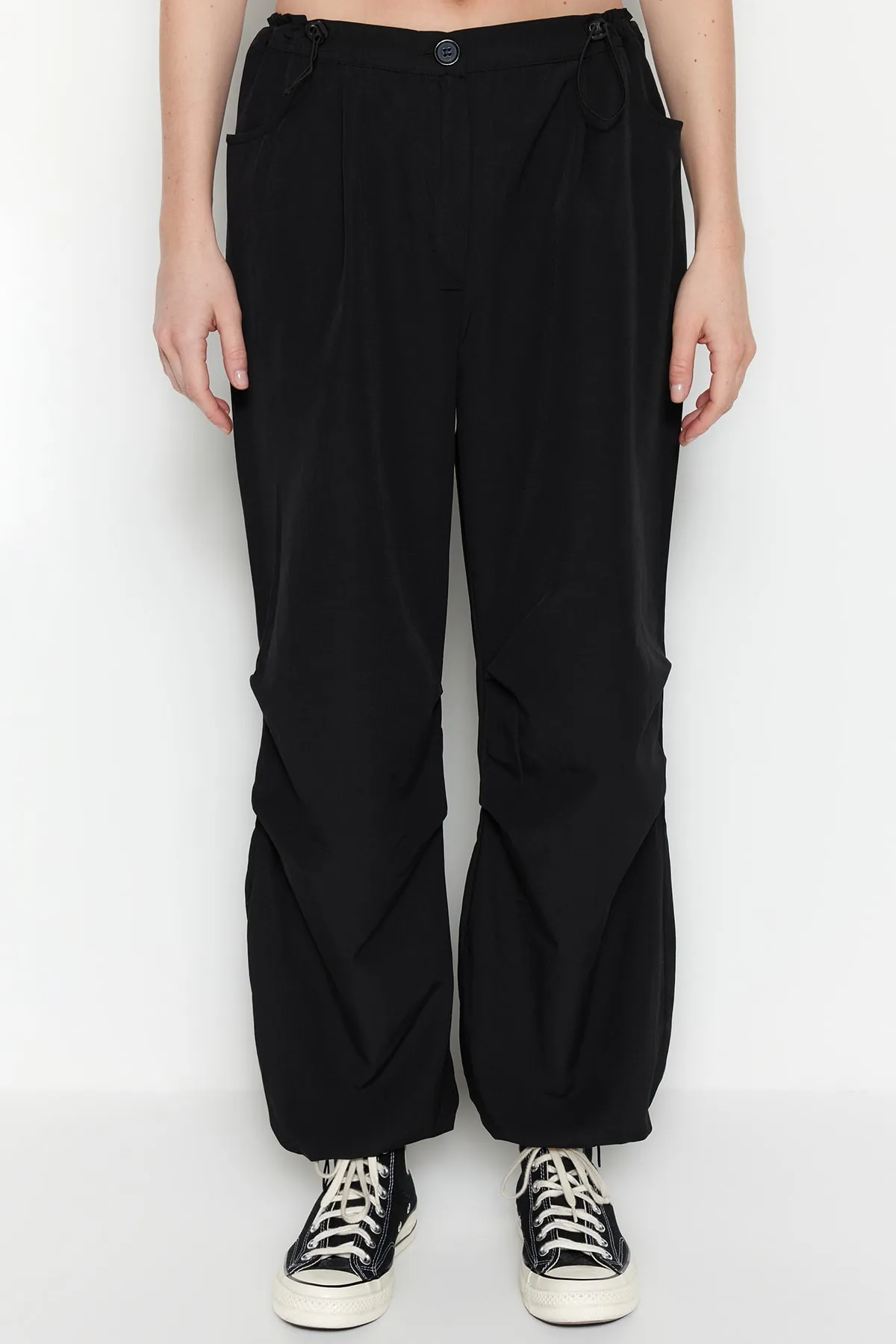 Trendyol Collection  Schwarze Jogger-Hose aus elastischem Webstoff mit normaler Taille TWOSS23PL00158