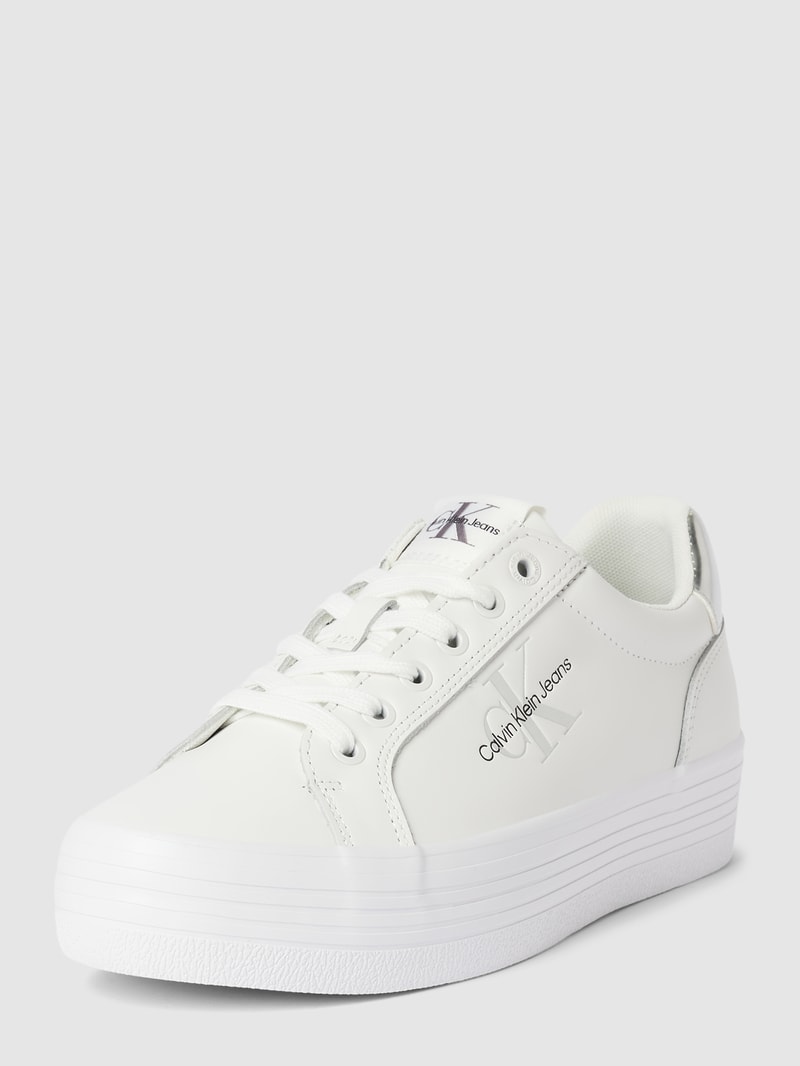 Plateau-Sneaker mit Label-Details in weiss