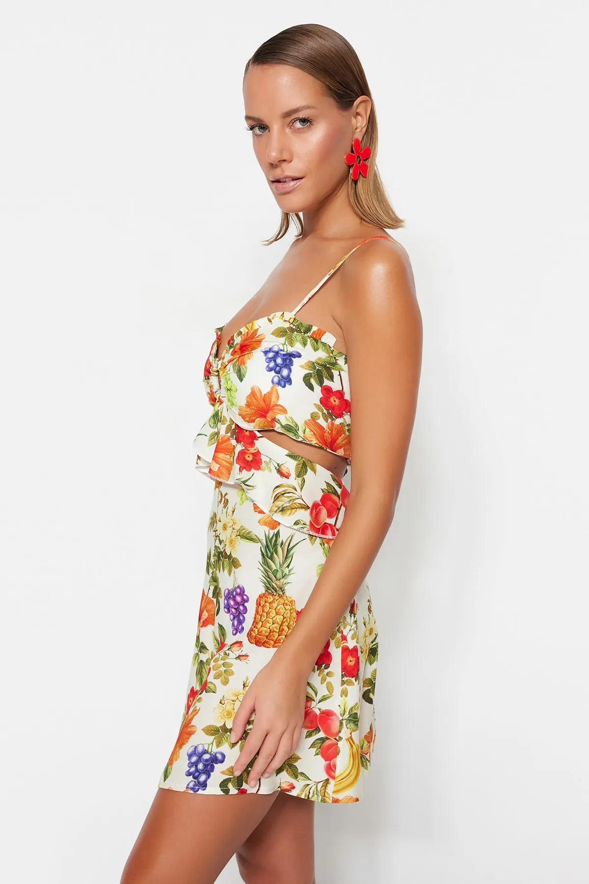 Trendyol Collection  Mini-Strandkleid mit gewebten Accessoires und Blumenmuster TBESS21EL1054