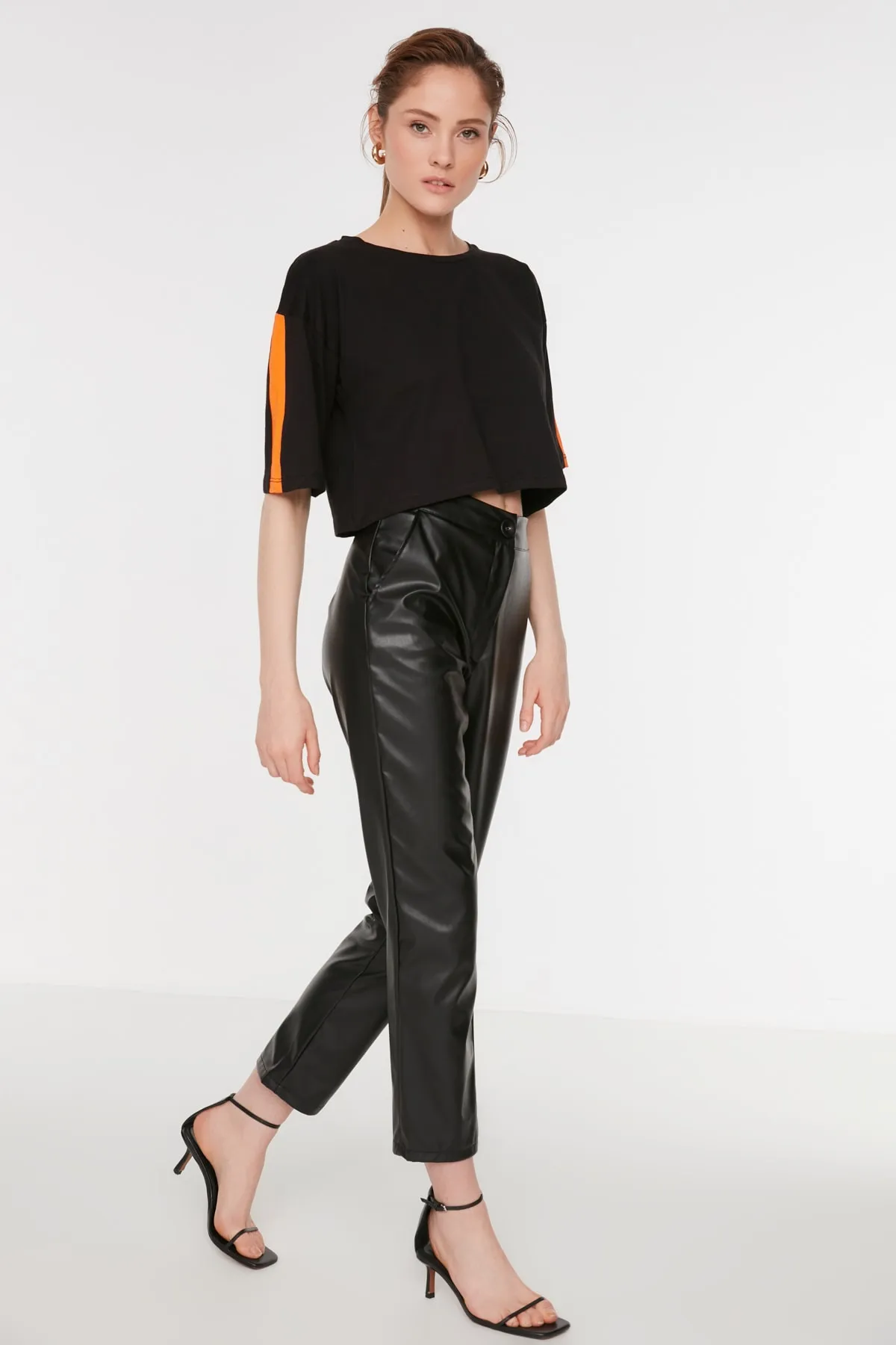 Trendyol Collection  Schwarze Zigarette gewebte Kunstlederhose TWOAW22PL0290