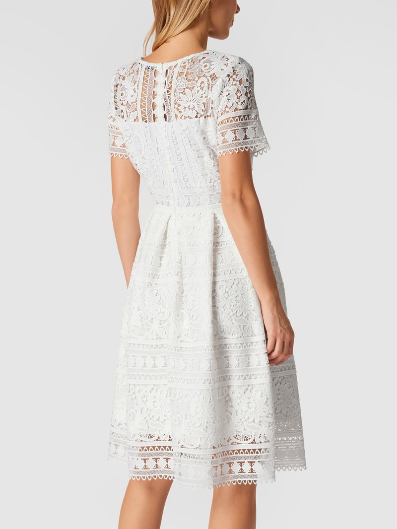 Brautkleid mit floraler Spitze in offwhite