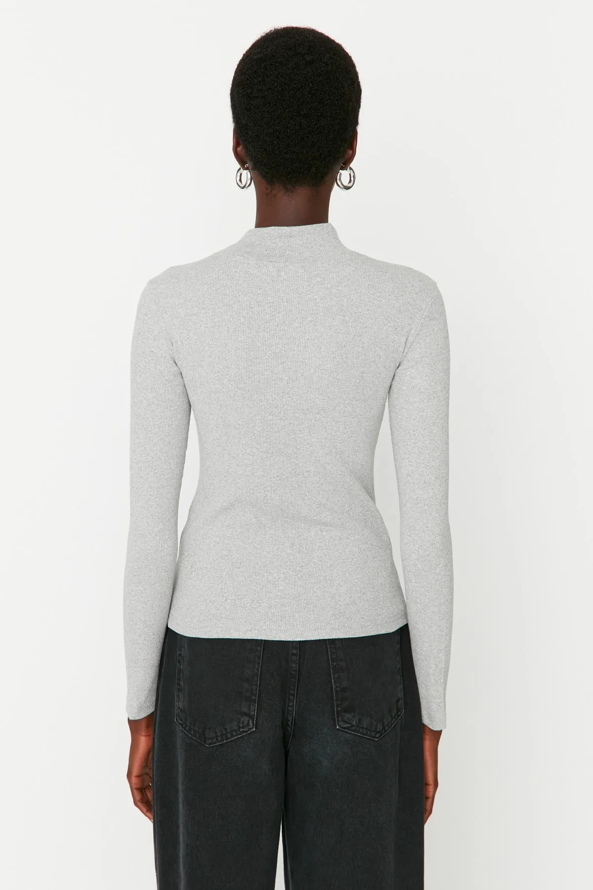 Trendyol Collection  Graue, taillierte, langärmlige, gerippte, dehnbare Strickbluse mit hohem Kragen TWOAW21BZ0423
