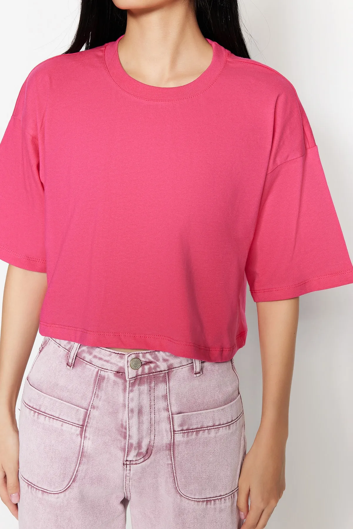 Trendyol Collection  Fuchsiafarbenes, kurz geschnittenes Premium-Strick-T-Shirt aus 100 % Baumwolle mit Rundhalsausschnitt TWOSS23TS00038