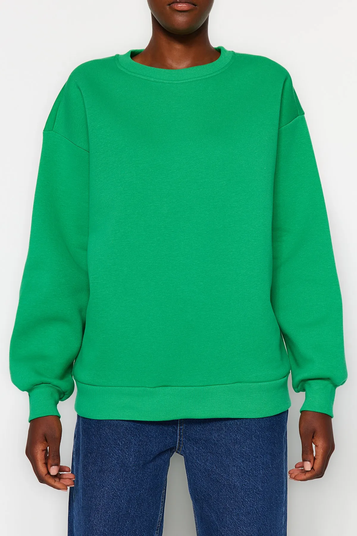 Trendyol Collection  Grünes Oversize/Bequem geschnittenes Basic-Rundhals-Sweatshirt aus dickem Fleece mit Innenfutter TWOAW24SW00102