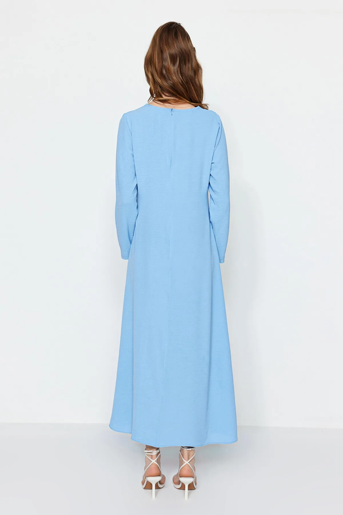 Trendyol Modest  Hellblaues Aerobin-Kleid mit Degaje-Kragen TCTSS23EB00277