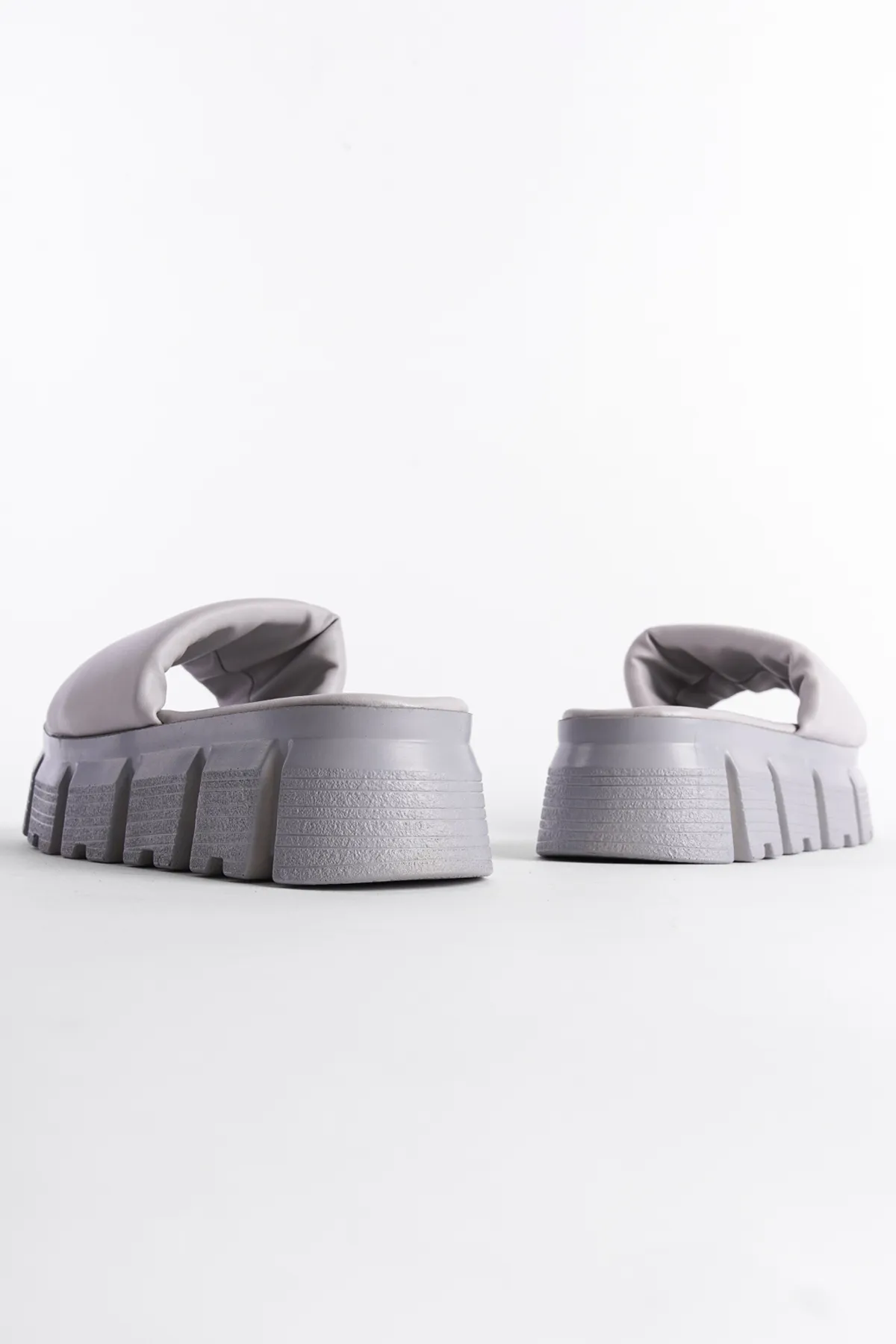 Capone Outfitters  Tello Damen-Hausschuhe mit Keilabsatz und einem Riemen