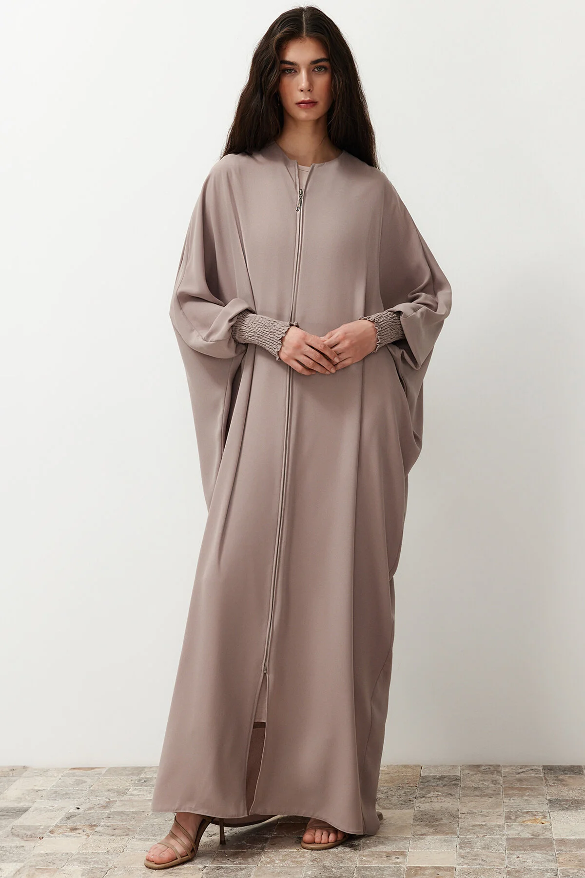 Trendyol Modest  Beige gewebte Mütze mit breiter Passform & Ferace & Abaya TCTSS24KF00021