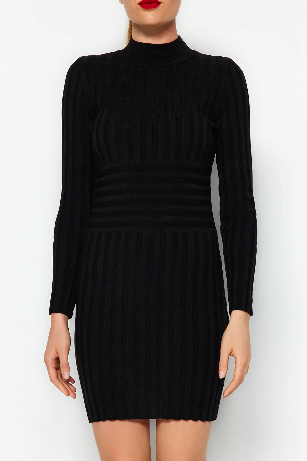Trendyol Collection  Schwarzes Mini-Strickkleid mit hohem Kragen TWOAW22EL0021