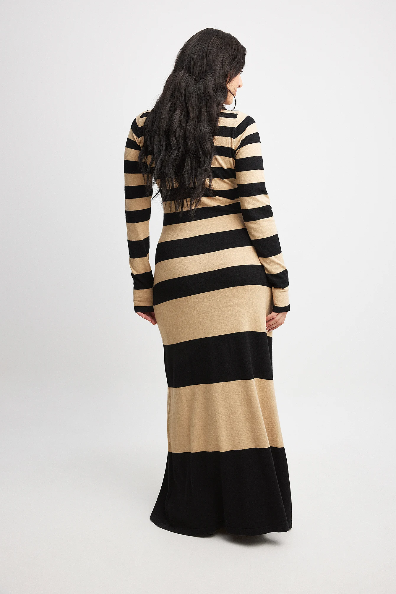 Feingestricktes, gestreiftes Maxikleid
