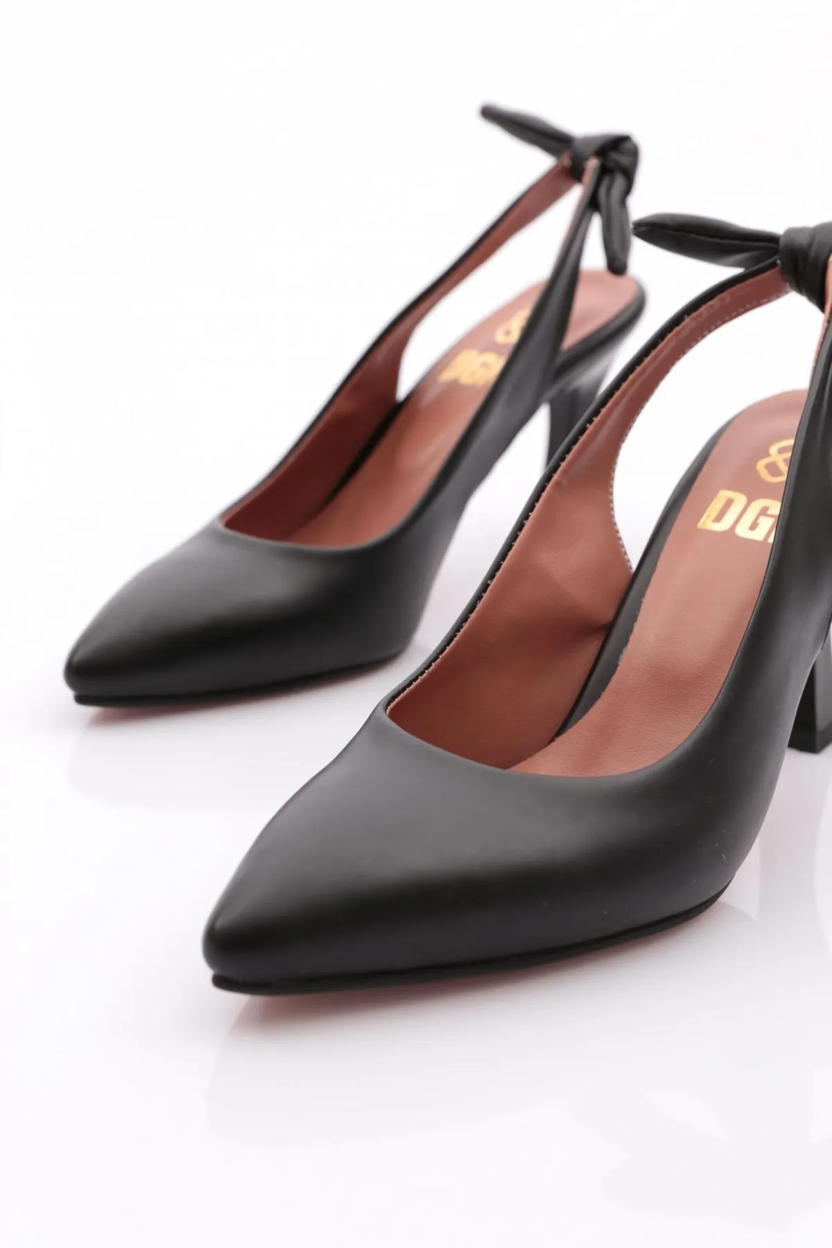 DGN  701-22y Schwarze Damenschuhe mit Absatz - spitze Spitze, niedriger Schnitt, Knöchelriemen