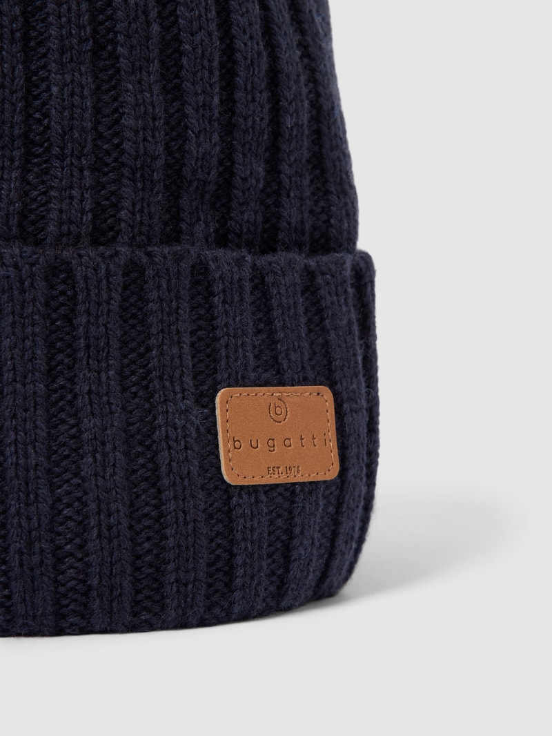 Mütze mit Label-Patch in marineblau