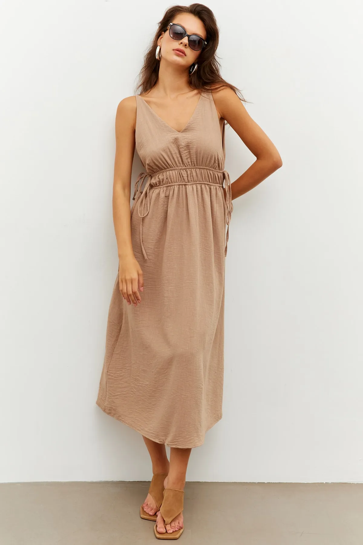 Cool & Sexy  Kamelfarbenes Damen-Midikleid aus Leinen mit V-Ausschnitt vorne und hinten, PP7444