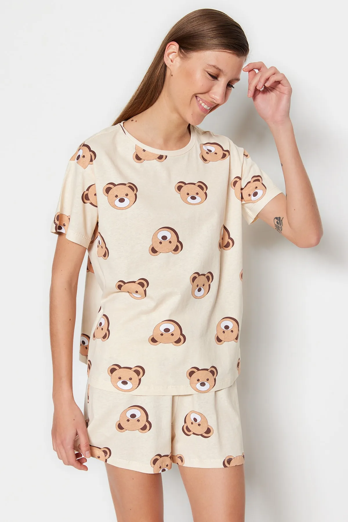 Trendyol Collection  Ecru gestricktes Pyjama-Set aus 100 % Baumwolle mit Teddybär-Muster und T-Shirt-Shorts THMSS23PT00005