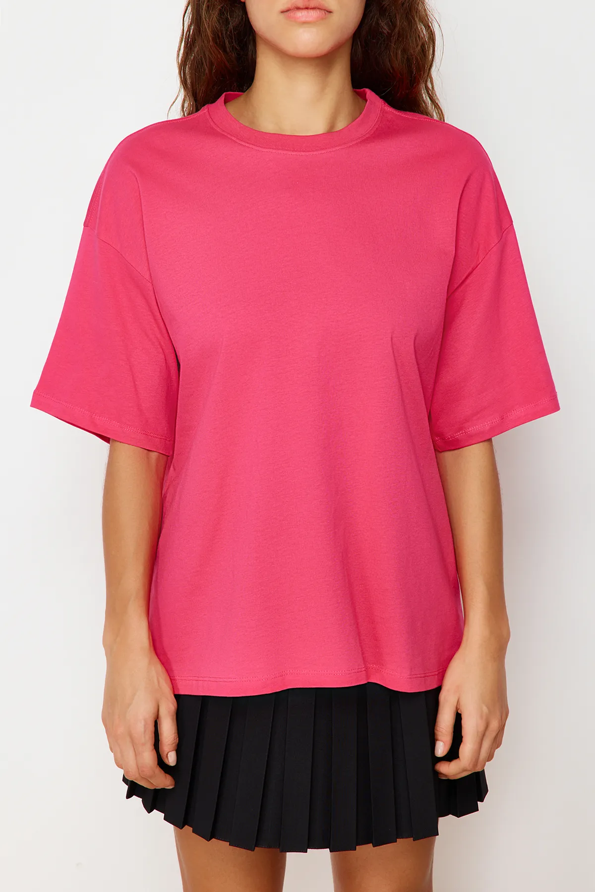 Trendyol Collection  Fuchsiafarbenes Premium-Strick-T-Shirt aus 100 % Baumwolle in Übergröße/weiter Passform mit Rundhalsausschnitt TWOSS23TS00040