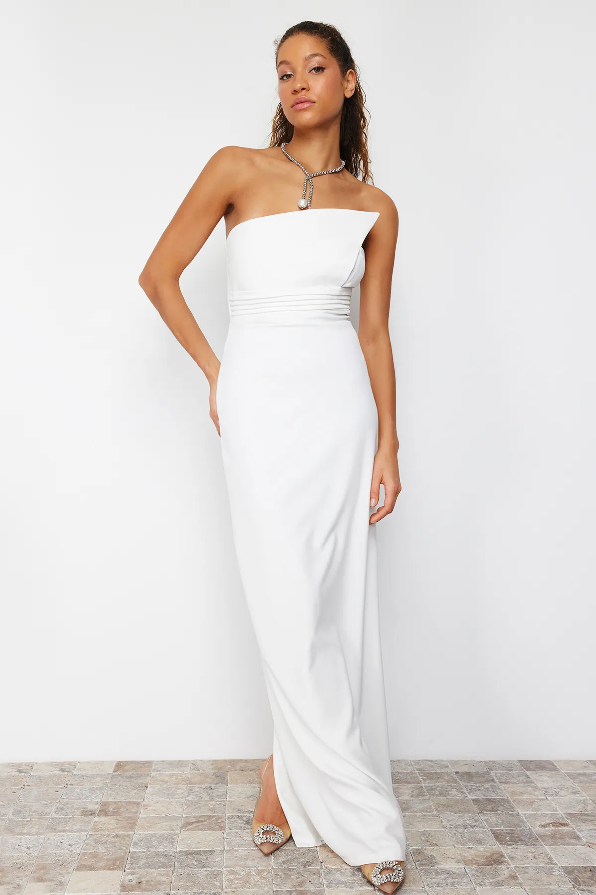 Trendyol Collection  Weißes, gerade geschnittenes, gewebtes Abendkleid und Abschlussballkleid TPRSS23AE00228
