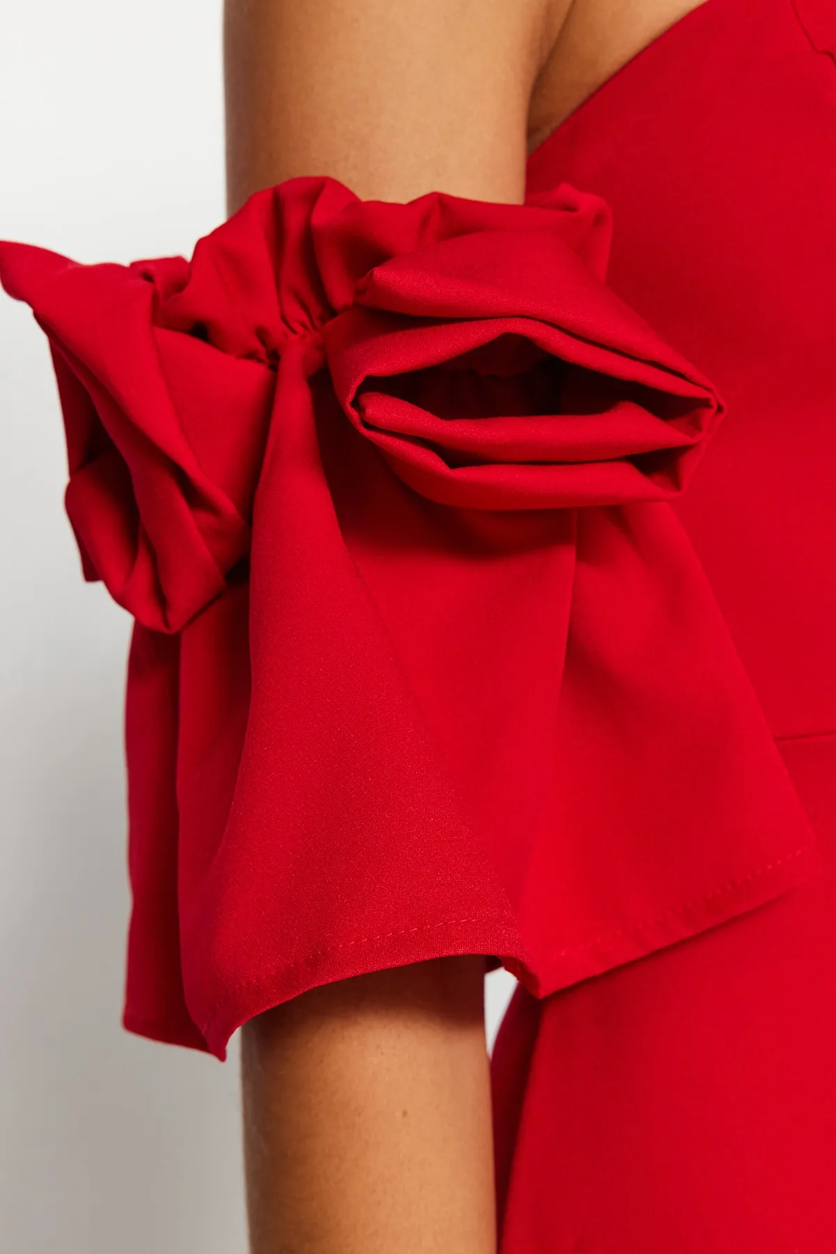 Trendyol Collection  Rotes, tailliertes, gewebtes, gefüttertes Abendkleid TPRSS23EL00541