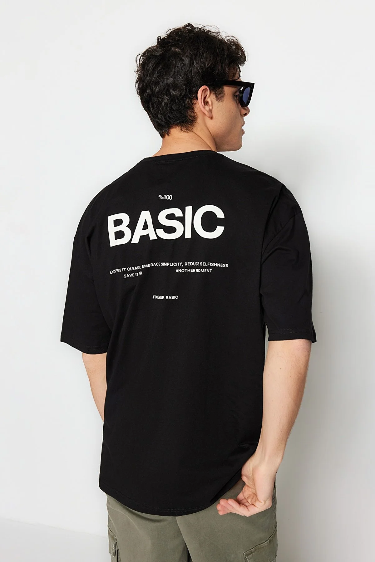 Trendyol Collection  Schwarzes, übergroßes/weit geschnittenes, kurzärmliges T-Shirt aus 100 % Baumwolle mit Textdruck TMNSS23TS00263