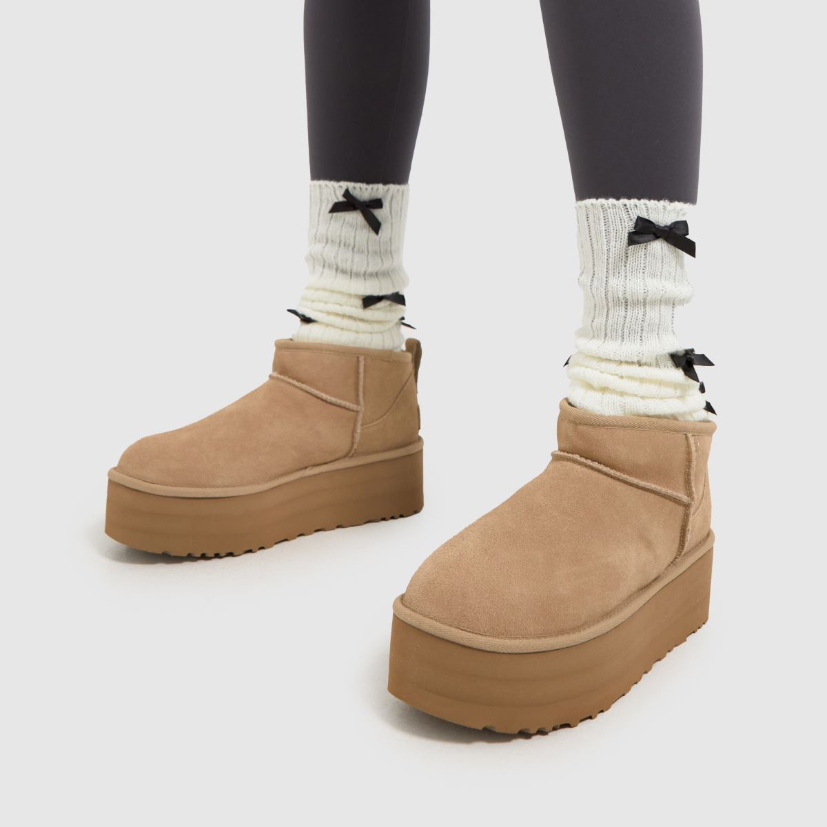 UGG – Classic Ultra Mini – Sandfärgade platåstövlar