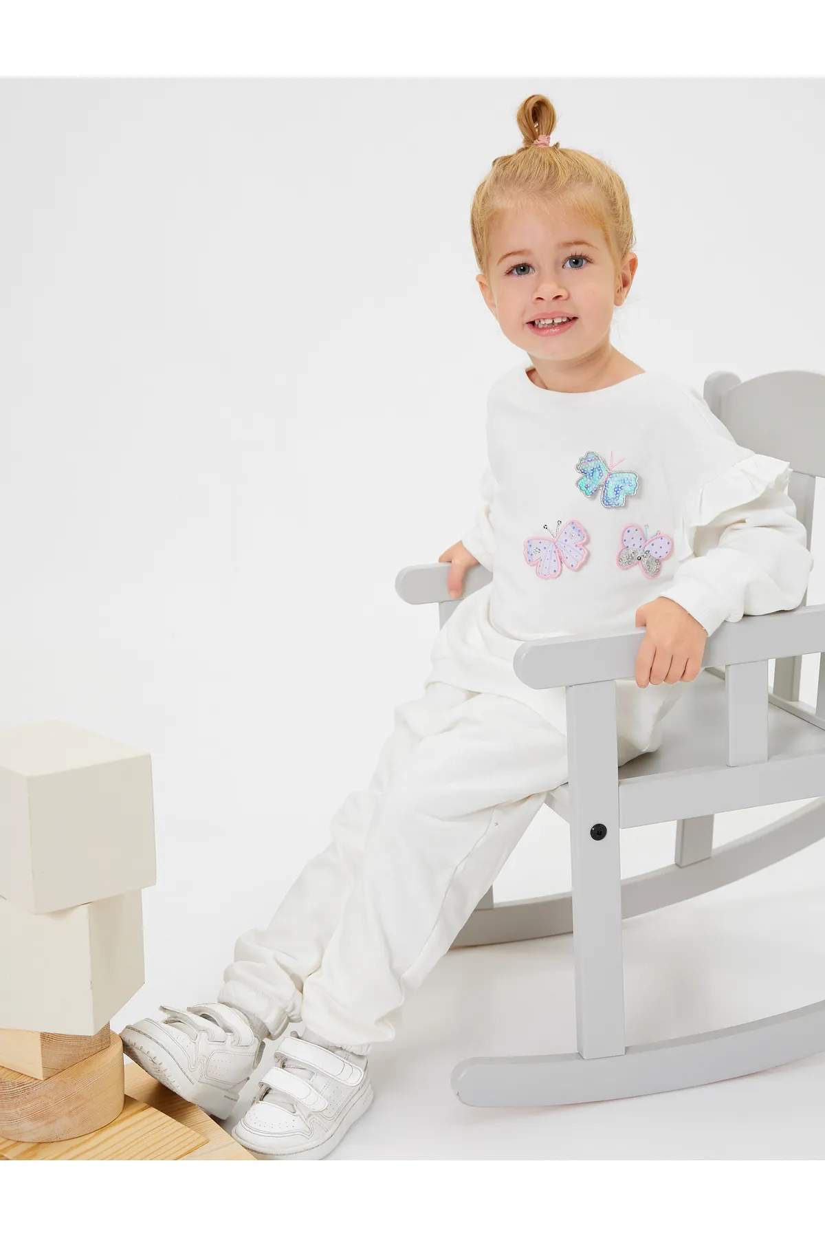 Koton  Sweatshirt aus roségoldener Baumwolle mit Schmetterlingsapplikation und Rüschendetail