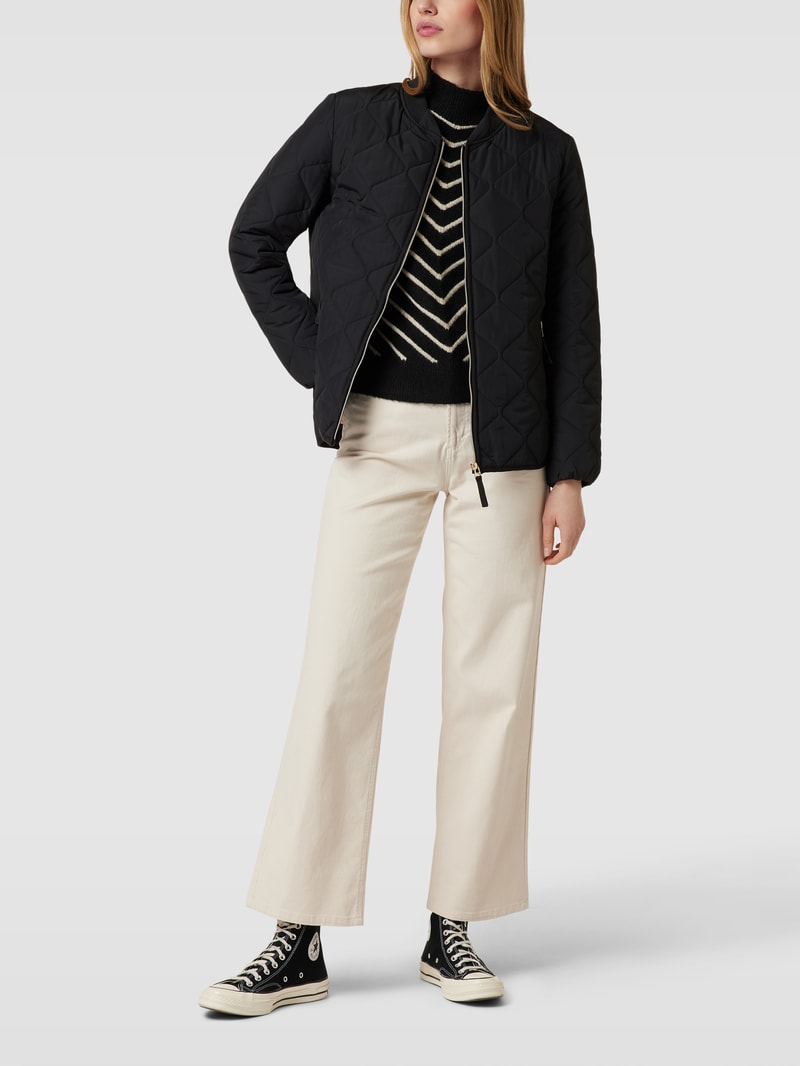 Steppjacke mit seitlichen Eingrifftaschen in schwarz