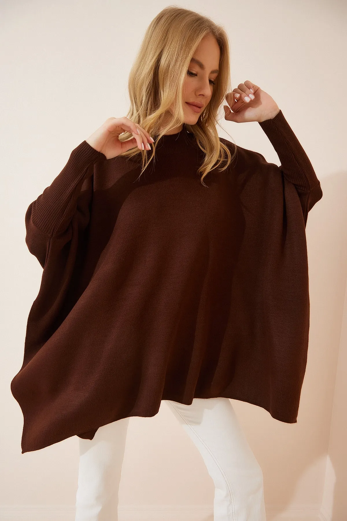 Happiness İstanbul  Brauner Oversize-Poncho-Pullover mit Seitenschlitz für Damen YY00005