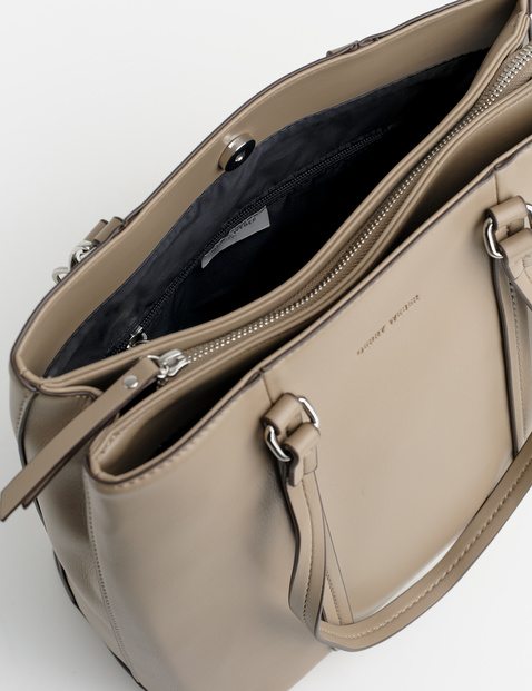 Modischer Shopper mit Anhänger