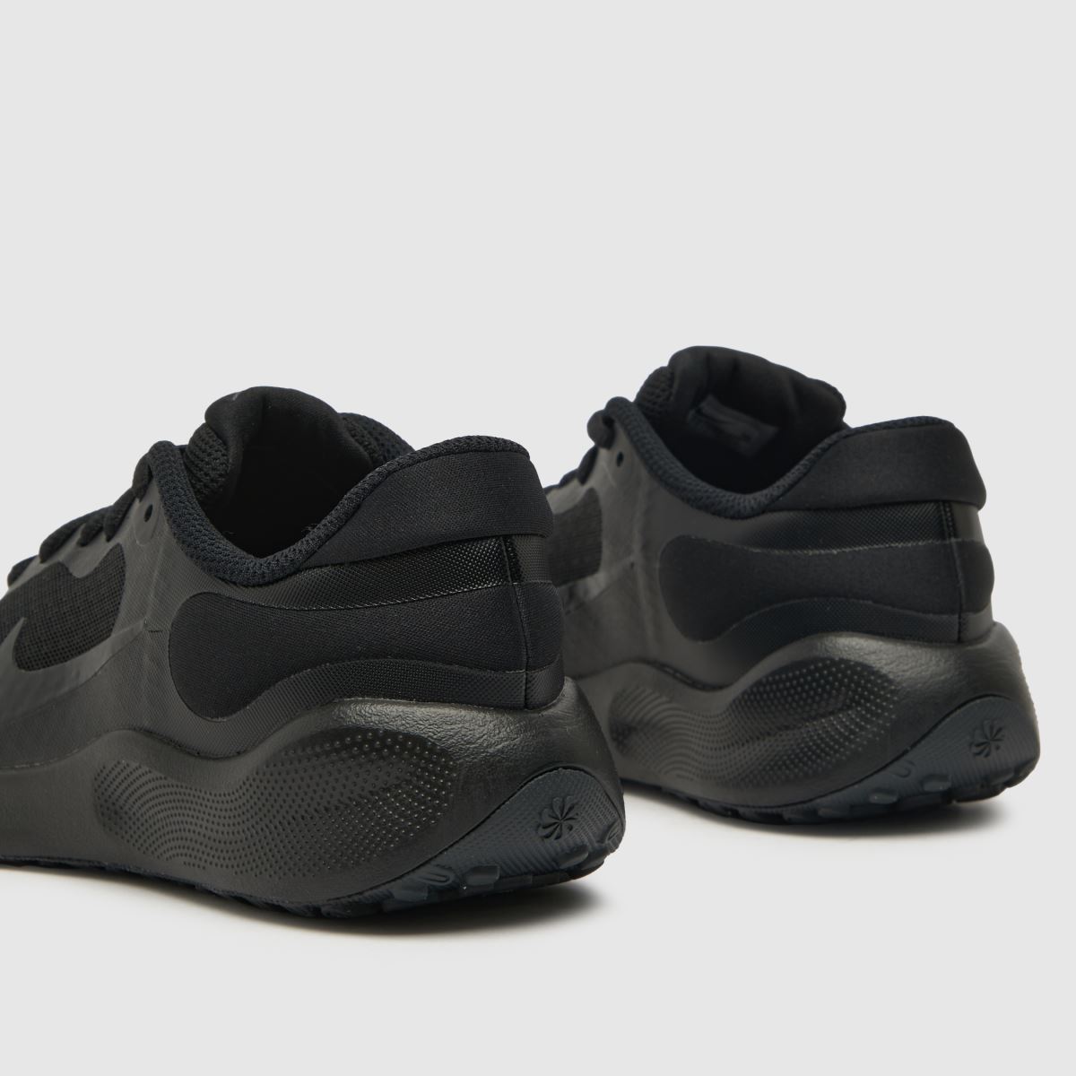 Črni športni copati Nike Revolution 7 Youth