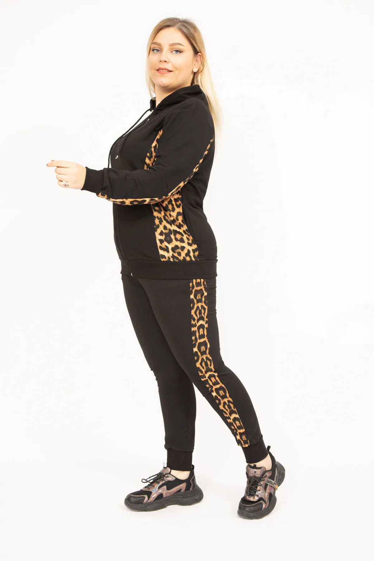 Şans  Schwarzes Damen-Sweatshirt-Hose-Set mit Kapuze, großes Leopardenmuster, 65n35744