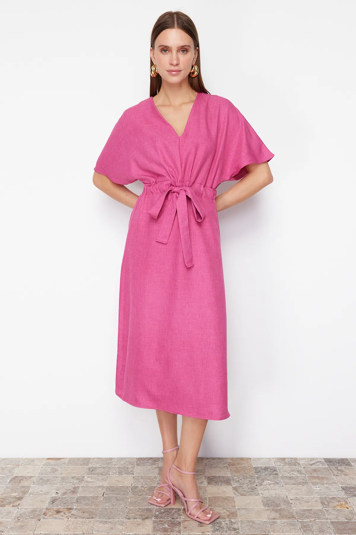 Trendyol Collection  Fuchsiafarbenes A-Linien-Midikleid aus Webstoff mit V-Ausschnitt und Bindedetail TWOSS23EL01543