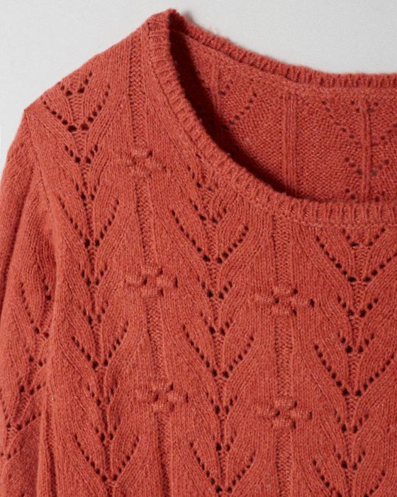 Pull maille ajourée et fleurs