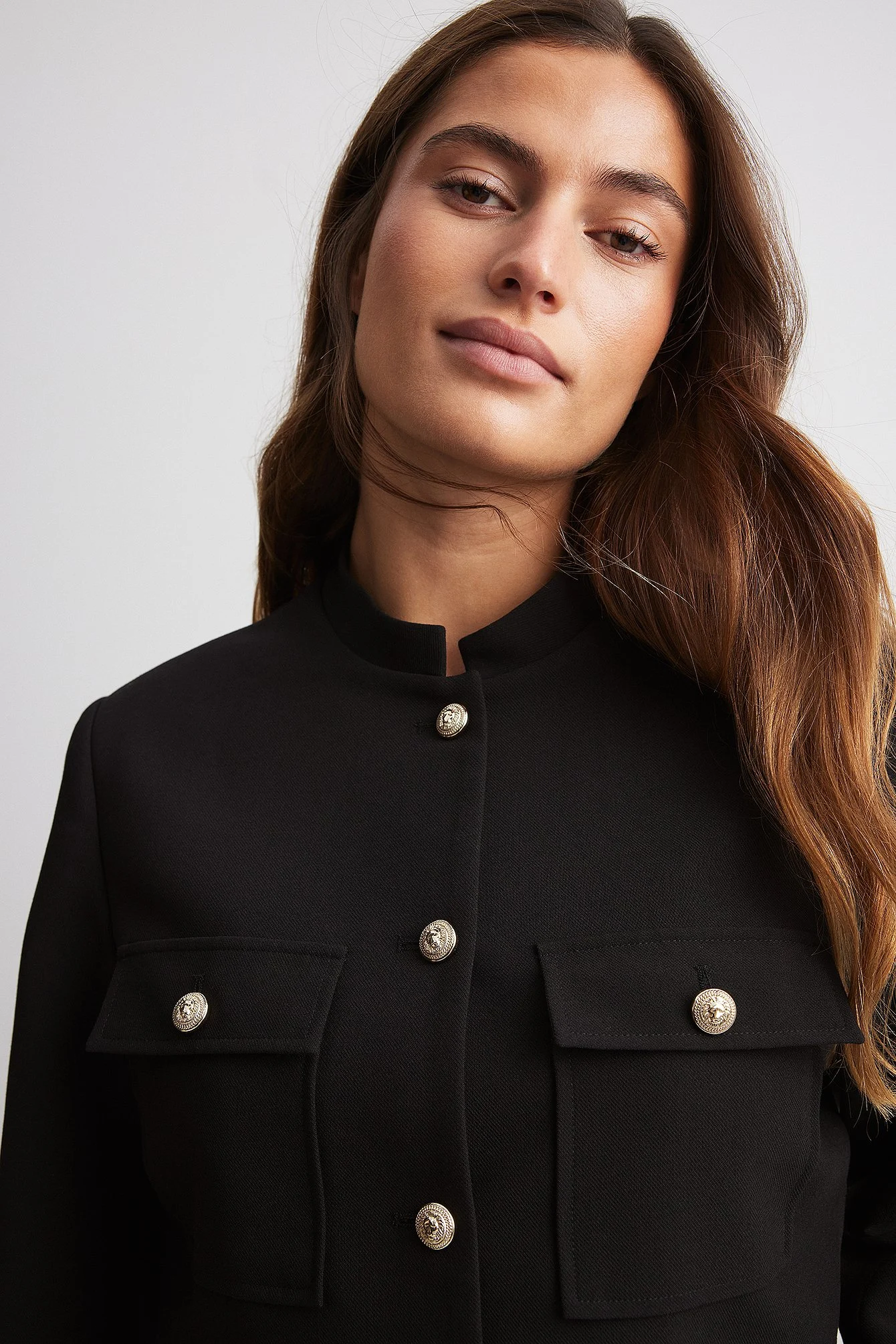 Crop-Blazer mit goldenem Knopf