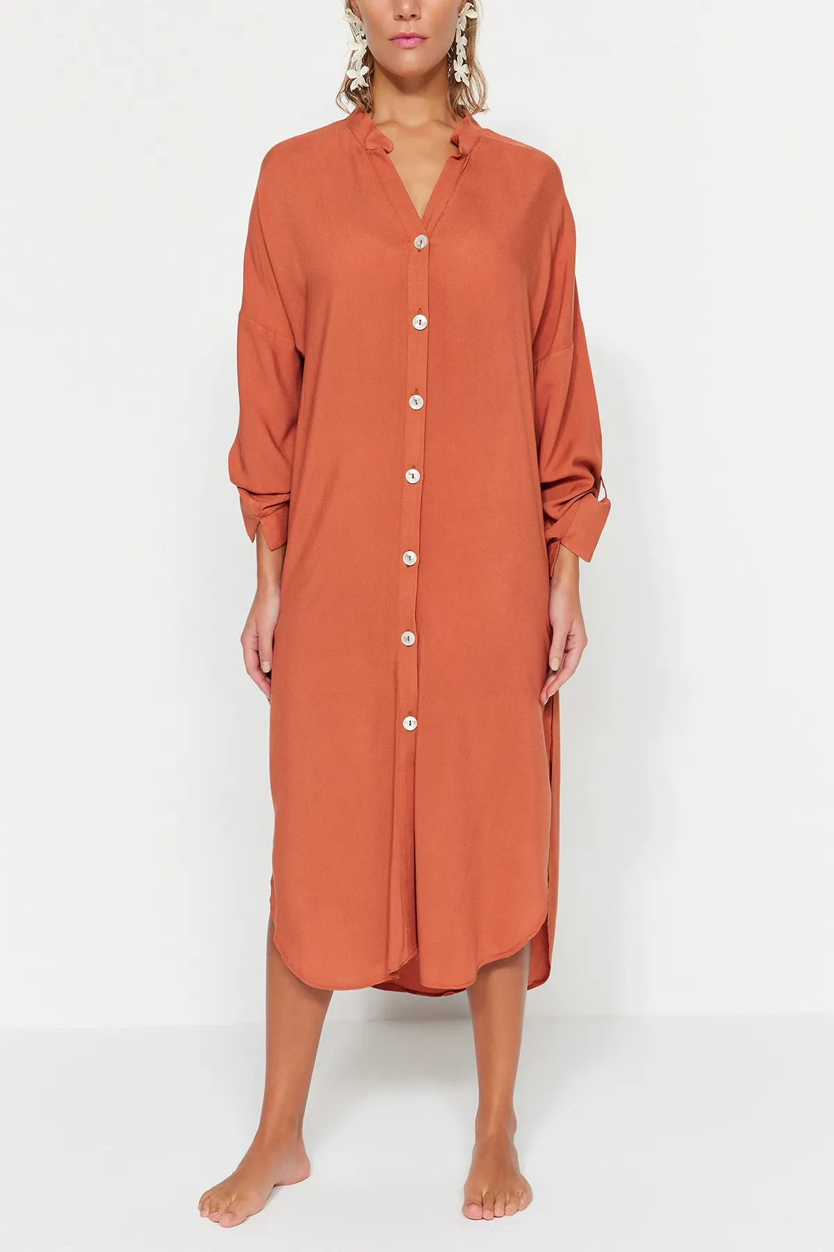 Trendyol Collection  Braunes Midi-Strandkleid aus Webstoff TBESS21EL3318