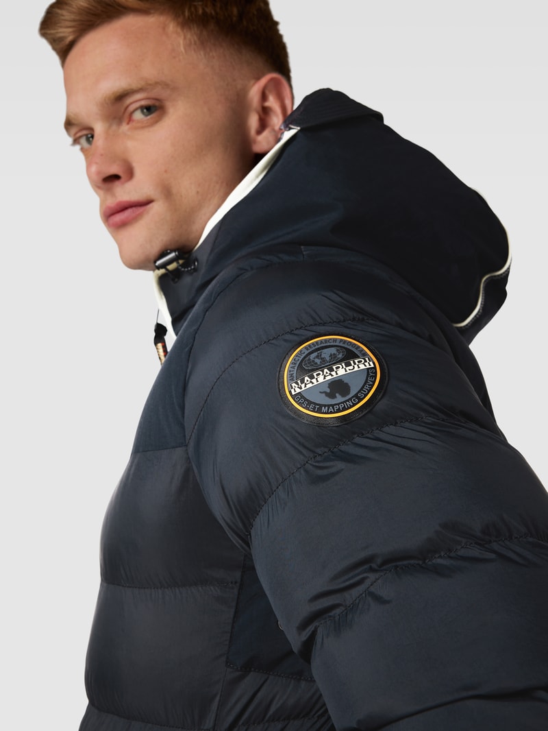 Steppjacke mit Label-Details Modell 'SHAKLETON' in schwarz