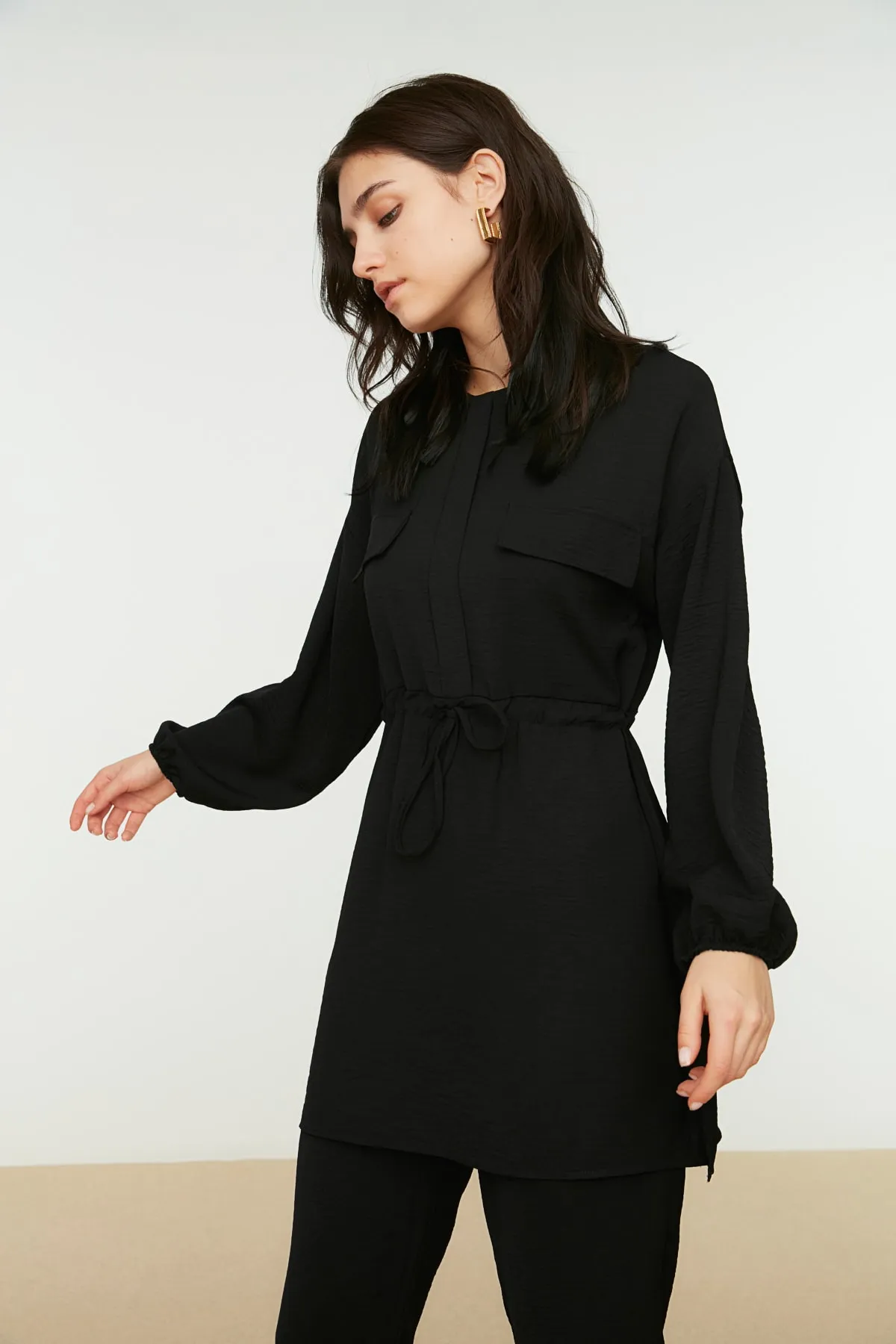 Trendyol Modest  Schwarzes Aerobin-Hemd-Hosen-Set mit Krawatte und Taillentasche TCTSS21AU0238